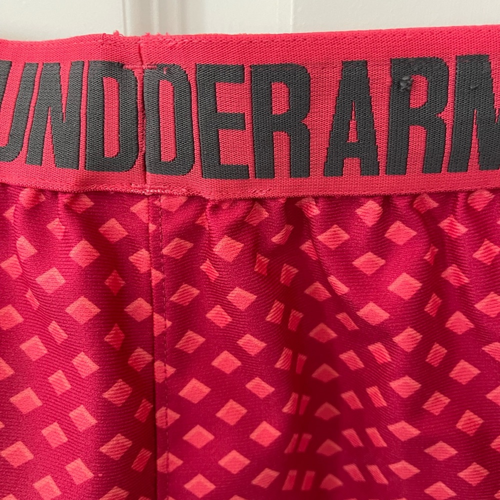 UNDER ARMOR RED PRINT RUNNING SHORTS - Picture 5 of 7